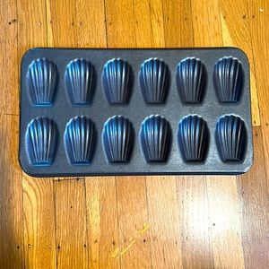 Madeleine pan bakeware - like new. No scratches or dents